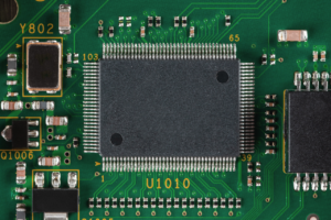 Como identificar componentes eletrônicos na placa (PCB)